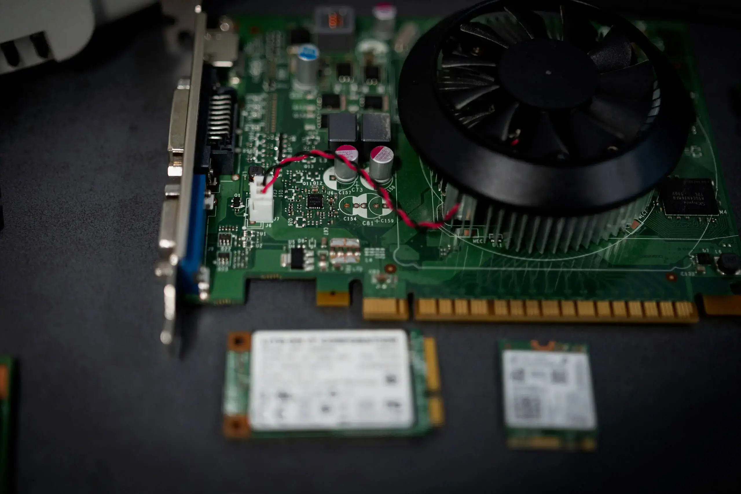 Detailaufnahme einer modernen Grafikkarte – Symbol für leistungsstarke IT-Hardware